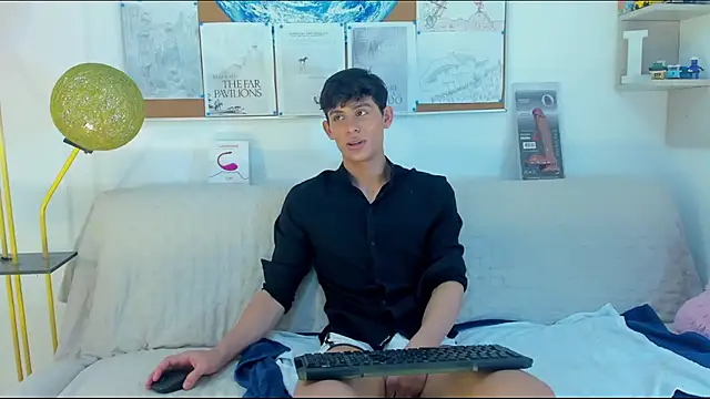 Snapshot of logan_thomas chatting on 23, 4, 2026 logan thomas online show from 23, 4, 2026