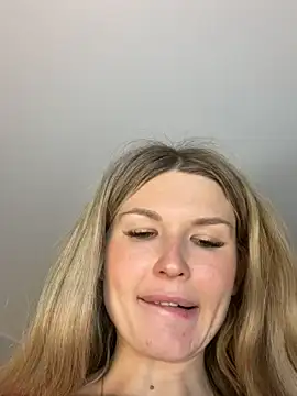 Snapshot of AngelMiaM chatting on 5, 4, 2026 AngelMiaM online show from 5, 4, 2026