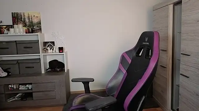 Snapshot of TinniAngel chatting on 11, 9, 2025 TinniAngel online show from 11, 9, 2025