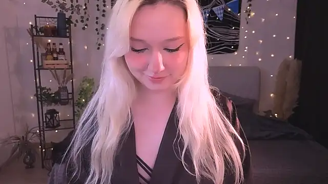 Snapshot of IrmaBell chatting on 3, 10, 2025 IrmaBell online show from 3, 10, 2025