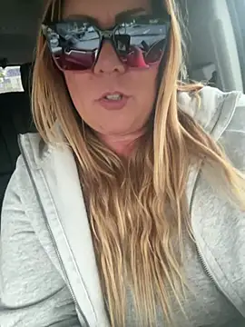 JESS LOVES online show from 1, 2, 2025