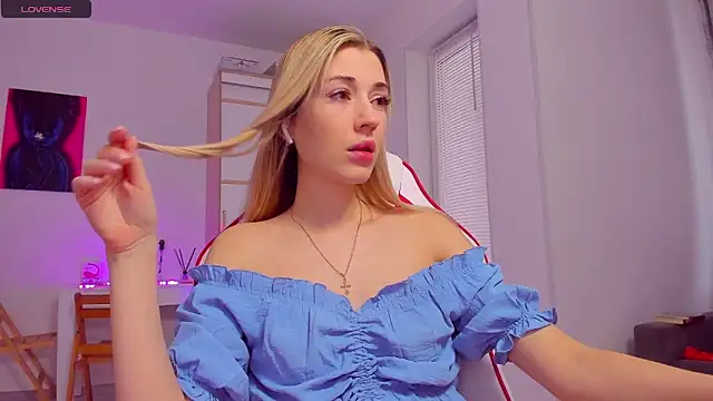 Snapshot of HotCarolineXO chatting on 3, 2, 2025 HotCarolineXO online show from 3, 2, 2025