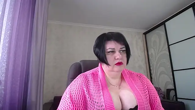 Snapshot of JuicyLady_Di chatting on 9, 2, 2025 JuicyLady Di online show from 9, 2, 2025