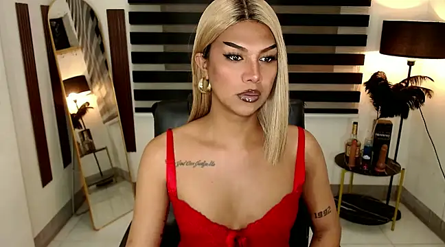 Snapshot of SarahAmber chatting on 12, 1, 2025 SarahAmber online show from 12, 1, 2025
