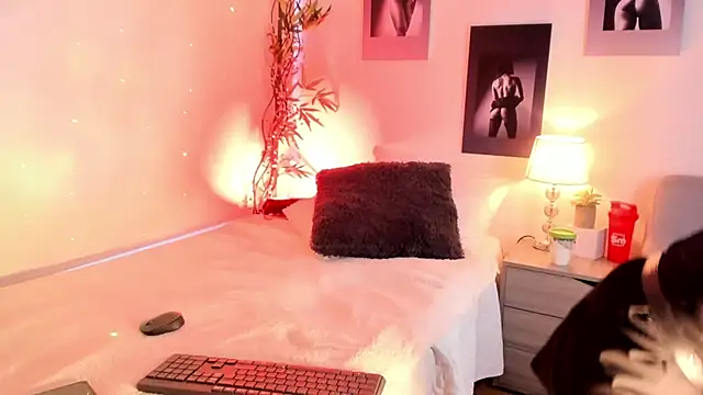 Snapshot of Alicee_Levine chatting on 21, 10, 2025 Alicee Levine online show from 21, 10, 2025