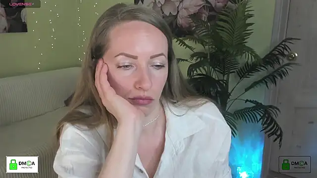 Snapshot of Queenymel chatting on 15, 4, 2026 Queenymel online show from 15, 4, 2026