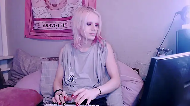 Snapshot of Alien_Bella chatting on 18, 12, 2025 Alien Bella online show from 18, 12, 2025