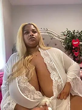 Snapshot of BigFineSelena chatting on 5, 2, 2025 BigFineSelena online show from 5, 2, 2025