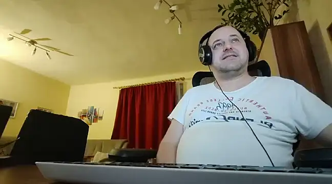 Snapshot of Stevie_Little chatting on 2, 2, 2025 Stevie Little online show from 2, 2, 2025