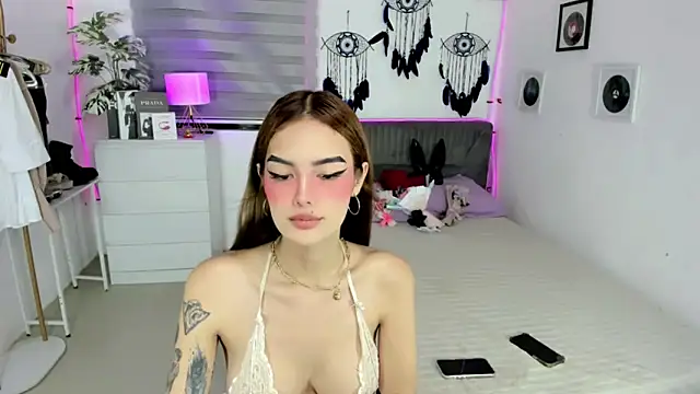 AlexandraMooree online show from 15, 6, 2026