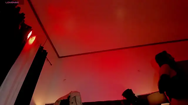 Snapshot of ErinSmith7inches_TS chatting on 17, 12, 2024 ErinSmith7inches TS online show from 17, 12, 2024