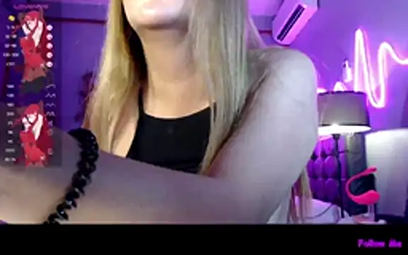 Snapshot of DivaMooree chatting on 2, 11, 2025 DivaMooree online show from 2, 11, 2025