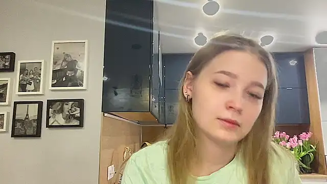 Snapshot of CharmingSarah chatting on 12, 3, 2025 CharmingSarah online show from 12, 3, 2025