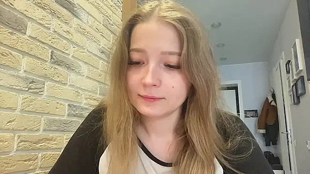 Snapshot of CharmingSarah chatting on 6, 5, 2026 CharmingSarah online show from 6, 5, 2026