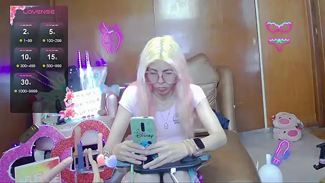 Skinygirl online show from 10, 11, 2025