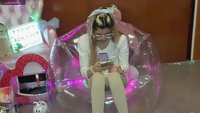 Snapshot of Skinygirl chatting on 8, 3, 2026 Skinygirl online show from 8, 3, 2026