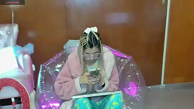 Snapshot of Skinygirl chatting on 17, 3, 2026 Skinygirl online show from 17, 3, 2026