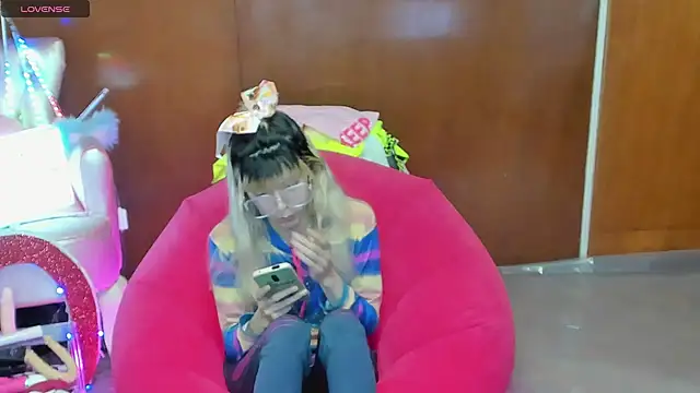 Snapshot of Skinygirl chatting on 4, 4, 2026 Skinygirl online show from 4, 4, 2026