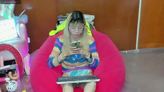 Snapshot of Skinygirl chatting on 6, 4, 2026 Skinygirl online show from 6, 4, 2026