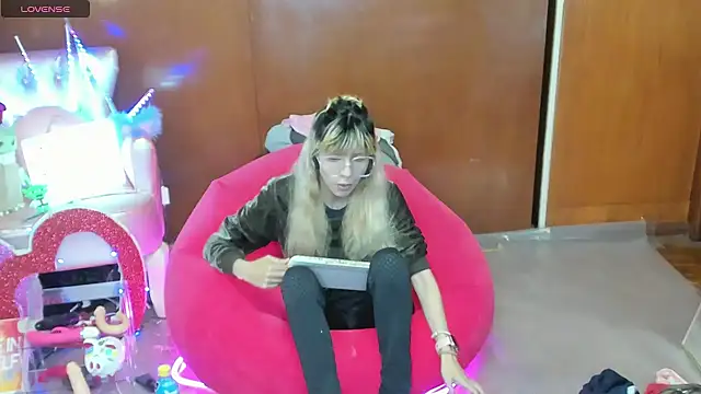 Snapshot of Skinygirl chatting on 15, 4, 2026 Skinygirl online show from 15, 4, 2026