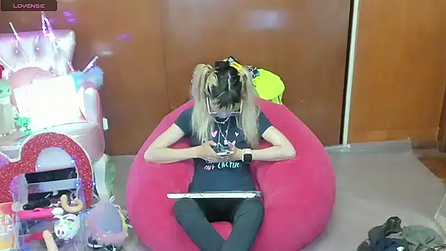 Snapshot of Skinygirl chatting on 16, 4, 2026 Skinygirl online show from 16, 4, 2026