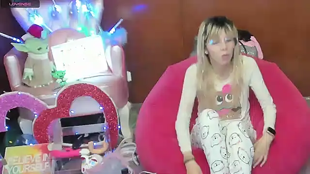 Snapshot of Skinygirl chatting on 24, 4, 2026 Skinygirl online show from 24, 4, 2026