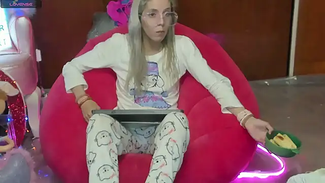 Snapshot of Skinygirl chatting on 11, 6, 2026 Skinygirl online show from 11, 6, 2026