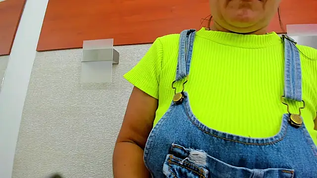 Snapshot of allice_green chatting on 15, 11, 2025 allice green online show from 15, 11, 2025