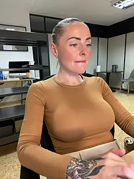 Snapshot of EmaSalis chatting on 1, 2, 2025 EmaSalis online show from 1, 2, 2025