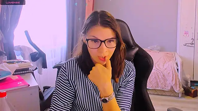 Snapshot of MollyLollipop chatting on 7, 5, 2026 MollyLollipop online show from 7, 5, 2026