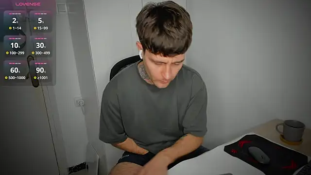 Snapshot of HonestAndrew chatting on 11, 4, 2026 HonestAndrew online show from 11, 4, 2026