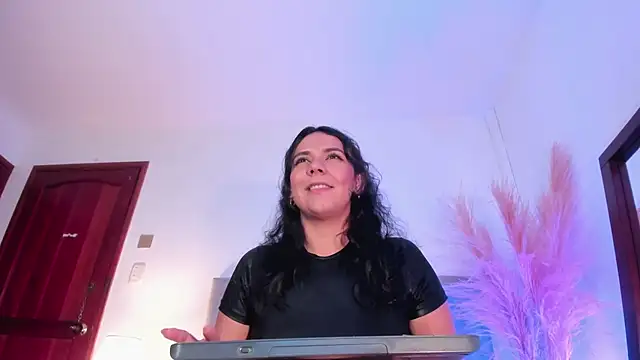 Snapshot of Amber__Davis chatting on 3, 2, 2025 Amber Davis online show from 3, 2, 2025