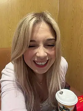 Snapshot of CherryAuroraa chatting on 5, 4, 2026 CherryAuroraa online show from 5, 4, 2026