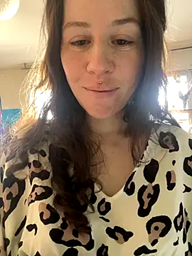 SuzieWanKenobi online show from 4, 12, 2025