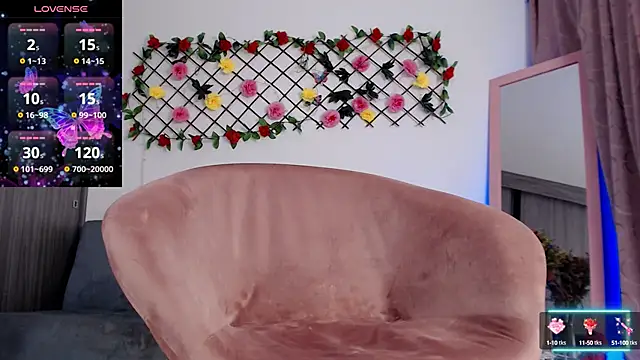 Snapshot of Annaross2 chatting on 8, 9, 2025 Annaross2 online show from 8, 9, 2025