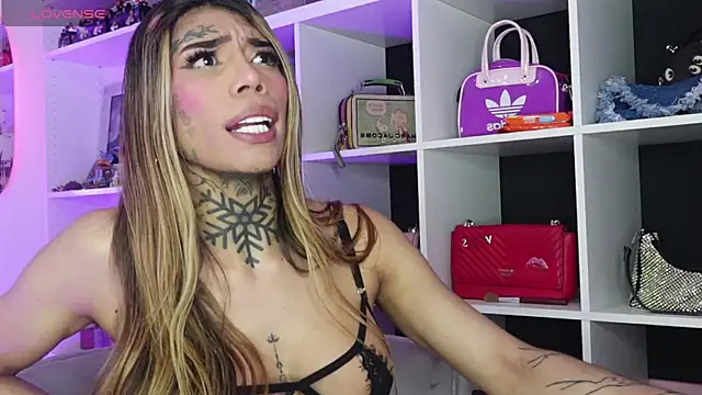 Snapshot of caroline_cossei chatting on 18, 3, 2025 caroline cossei online show from 18, 3, 2025