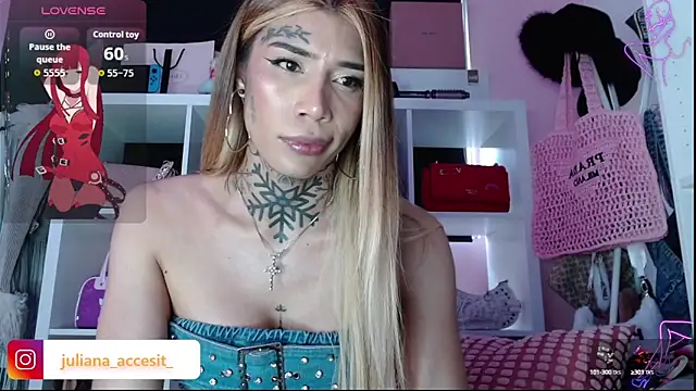 Snapshot of caroline_cossei chatting on 11, 10, 2025 caroline cossei online show from 11, 10, 2025