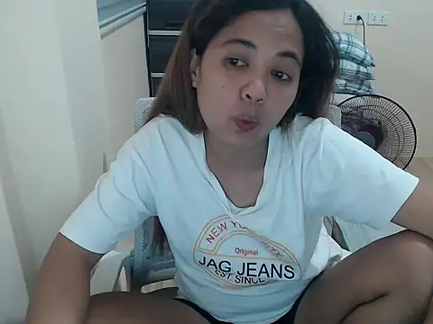 Snapshot of xTheLastVIRGINx chatting on 12, 4, 2026 xTheLastVIRGINx online show from 12, 4, 2026