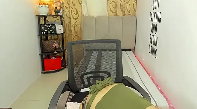 Snapshot of Trixie_Mattel21 chatting on 3, 1, 2025 Trixie Mattel21 online show from 3, 1, 2025