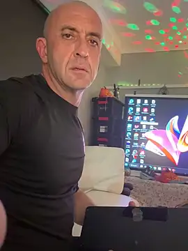 Snapshot of OSIRlS chatting on 12, 9, 2025 OSIRlS online show from 12, 9, 2025