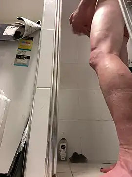 Snapshot of OSIRlS chatting on 4, 10, 2025 OSIRlS online show from 4, 10, 2025