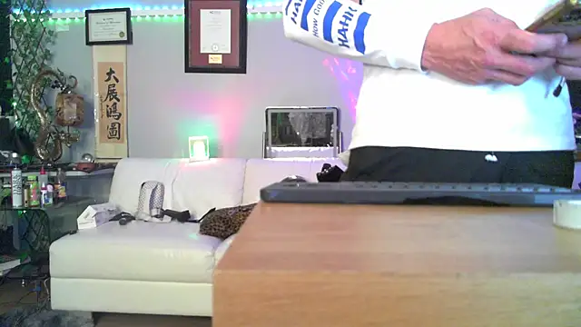 Snapshot of OSIRlS chatting on 18, 10, 2025 OSIRlS online show from 18, 10, 2025