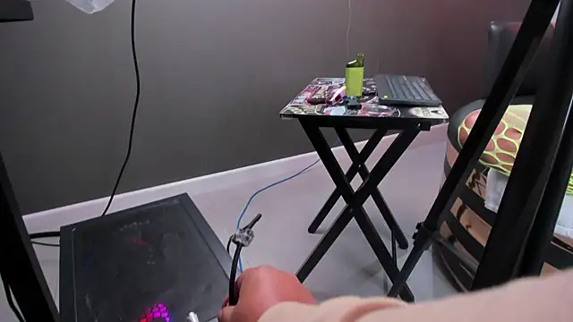 Snapshot of miss_sweett chatting on 13, 4, 2026 miss sweett online show from 13, 4, 2026