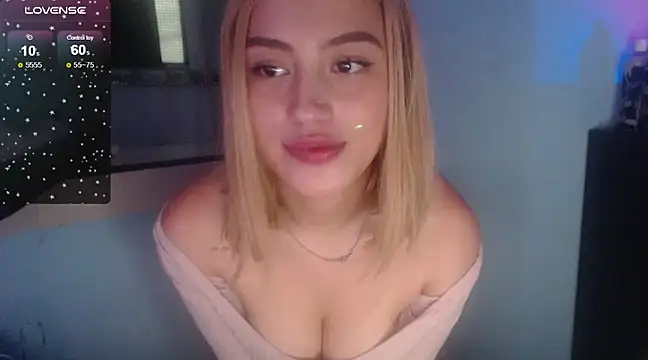 Snapshot of Sophi-tayson chatting on 15, 12, 2024 Sophi-tayson online show from 15, 12, 2024