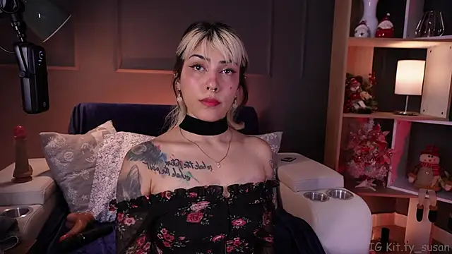 Snapshot of kitty_pruu chatting on 18, 12, 2025 kitty pruu online show from 18, 12, 2025