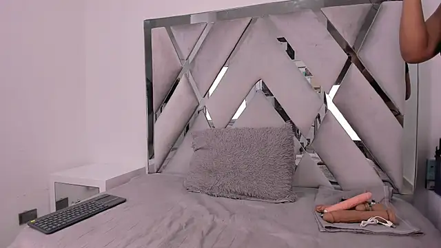 Naughty  Mom online show from 4, 2, 2025