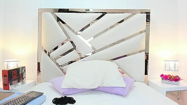 Naughty  Mom online show from 16, 3, 2025