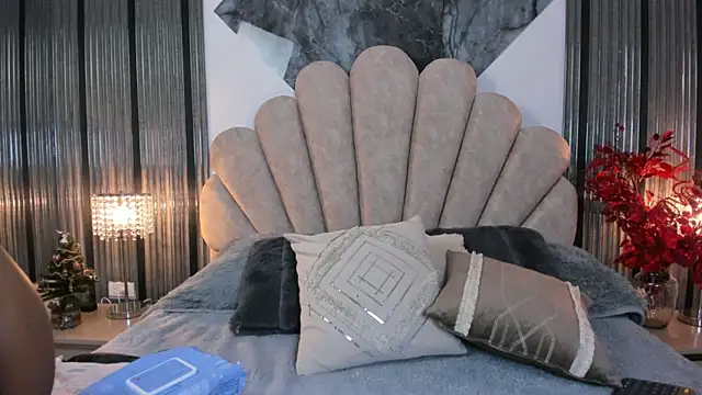 Naughty  Mom online show from 18, 12, 2025