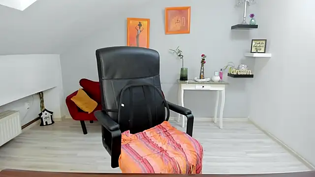 Snapshot of LollaGirl chatting on 27, 10, 2025 LollaGirl online show from 27, 10, 2025