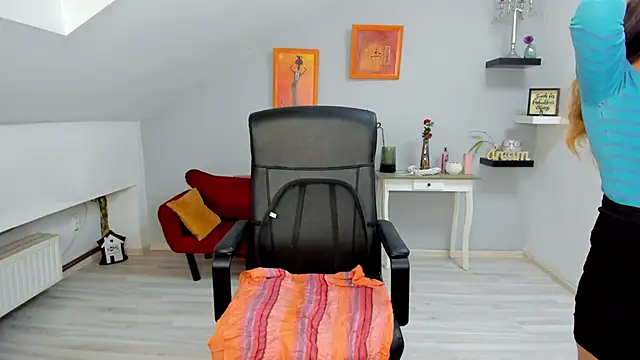 Snapshot of LollaGirl chatting on 10, 11, 2025 LollaGirl online show from 10, 11, 2025